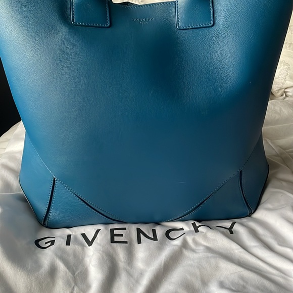 REDUCED! ⬇️GIVENCHY Easy Tote Bag - Picture 2 of 16